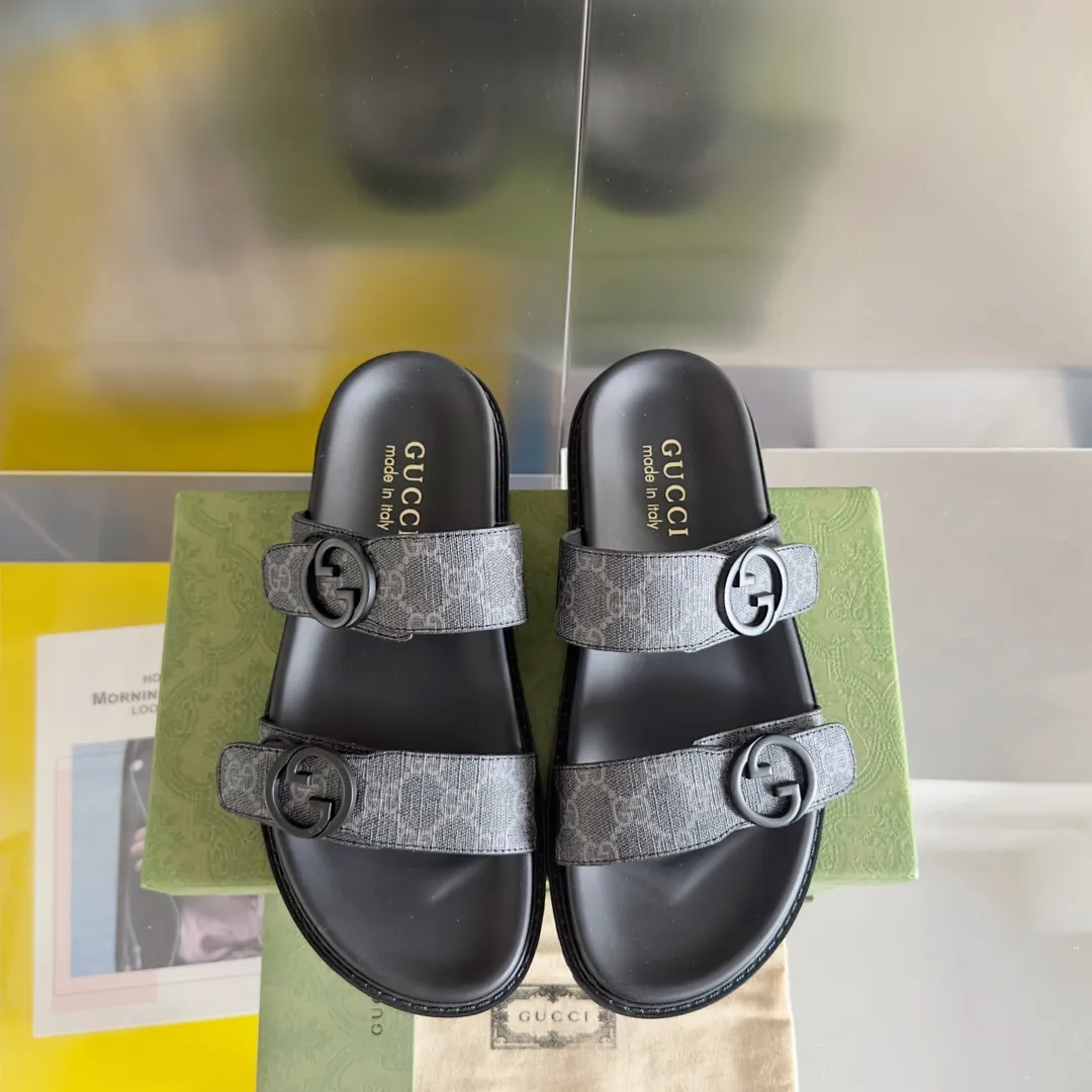 [G Home] Men's Men's Shoes💰: 300💰Size: 38-45 🆕2024Gucci Gucci Summer New Style Double G Presbyopia Flip-flops Cross Sandals Thick Sole Slippers Beach Shoes Original Purchase and Development Production G family's 2024 new summer dark horse items, fashion bloggers at home and abroad have put on the show, and it has become popular on social platforms at home and abroad. Fashionistas must pay for it, and they spend a lot of money to create ingenious craftsmanship and accurately restore every detail. Exquisite packaging at the delivery counter🛍📦 ▪️ Fabric: Original imported double G presbyopic leather ▪️ Lining: Original imported leather ▪️ Sole: Original open molded T men's shoes 💰U outsole ▪️ Bottom thickness: 3CM